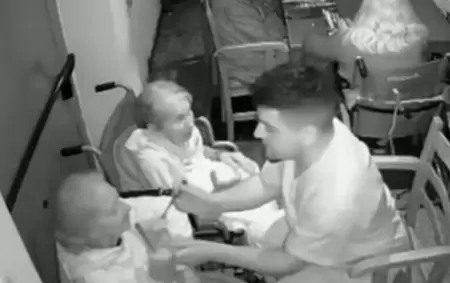 El enfermero Nicol�s Cichero del geri�trico "David" de Mar del Plata a punto de agredir a la anciana.