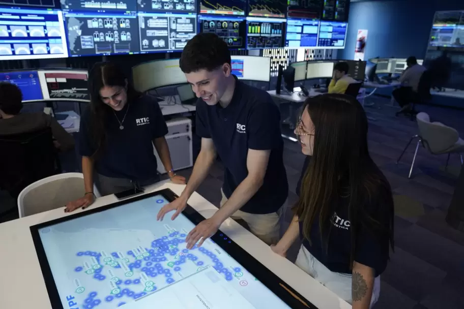 YPF inauguró un centro de monitoreo en tiempo real