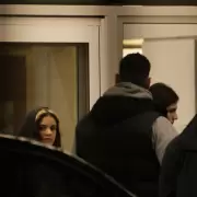 Un vuelo �ntimo, un falso aterrizaje y m�xima custodia policial: as� fue la llegada de Rosal�a a la Argentina