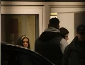 Una Rosal�a encapuchada lleg� a Ezeiza rodeada de un operativo de seguridad.