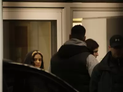 Una Rosal�a encapuchada lleg� a Ezeiza rodeada de un operativo de seguridad.