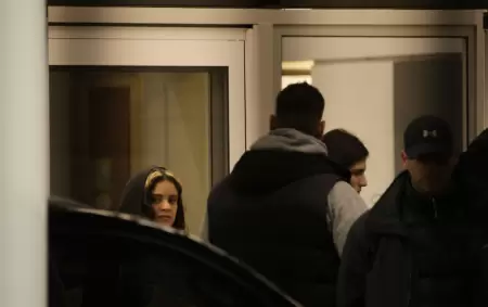 Una Rosal�a encapuchada lleg� a Ezeiza rodeada de un operativo de seguridad.