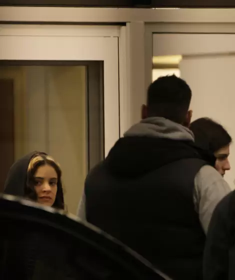 Una Rosal�a encapuchada lleg� a Ezeiza rodeada de un operativo de seguridad.