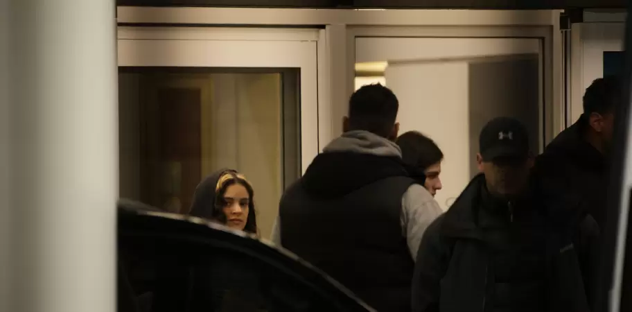 Una Rosal�a encapuchada lleg� a Ezeiza rodeada de un operativo de seguridad.