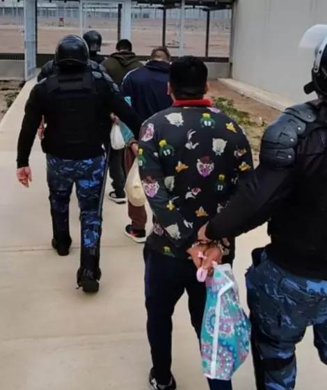 As� informaron sobre el traslado de los cinco detenidos que aparecieron en un streaming desde una c�rcel de Mendoza.
