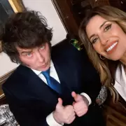 Milei volvió a ostentar la motosierra, defendió a Adorni y criticó a los futbolistas por la bandera de Malvinas