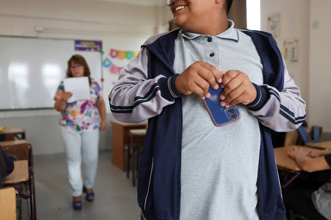 Río Negro reguló el uso de celulares e <b>inteligencia artificial</b> en las escuelas para evitar ... thumbnail