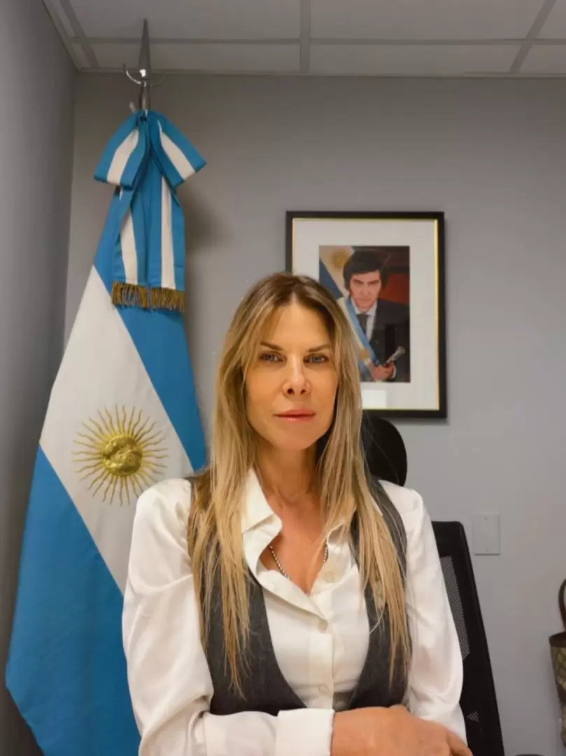Karen Reichardt con la foto de Javier Milei detrás