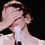 Rosalía frenó en seco su show, lloró y pidió de disculpas de nuevo: "Tremenda cagada"