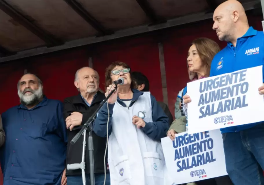 Sonia Alesso tomó la palabra en el acto en Plaza de Mayo por el paro nacional docente que impulsó CTERA.