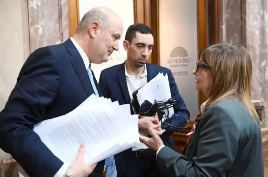 Federico Sturzenegger negocia con Patricia Bullrich la entrega de la Argentina a extranjeros