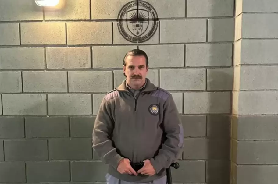Santiago Caamaño en el papel de Rubén, el villano guardiacárcel de la serie En el Barro.