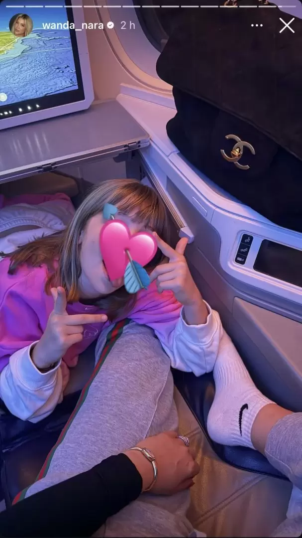 Wanda Nara en el avión de regreso a Buenos Aires