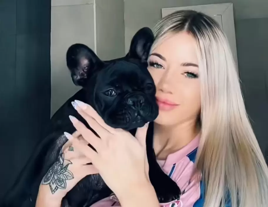 Candela Arizaga y su perro Mafia