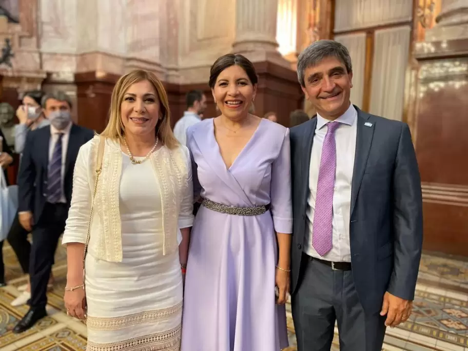 Beatriz Ávila y Sandra Mendoza junto a Pablo Yedlin