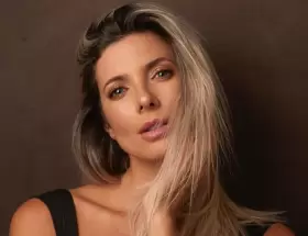 Tamara Bella vuelve al teatro sin dejar de criar a sus dos hijas sola.