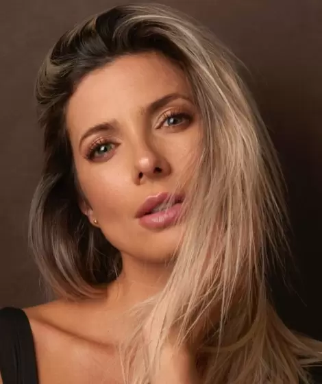 Tamara Bella vuelve al teatro sin dejar de criar a sus dos hijas sola.