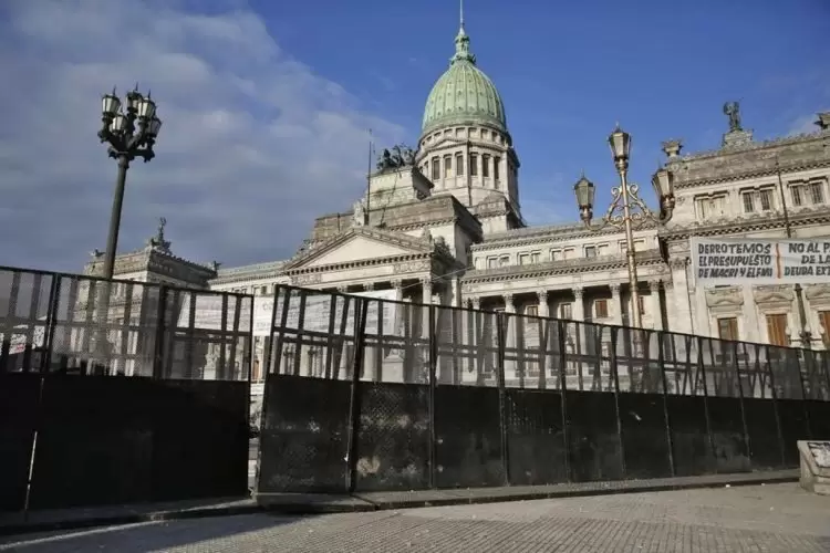 Con el congreso vallado, los sindicatos convocan a marchar por la soberanía argentina