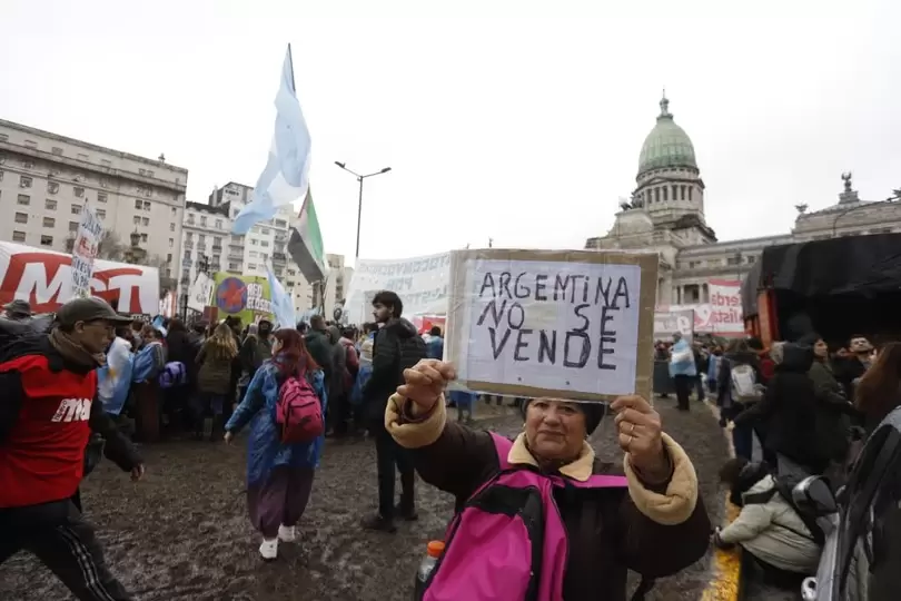 Miles de personas rodearon el Congreso contra la ley de propiedad privada y desafiaron al Gobierno