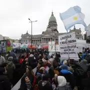 Ni la lluvia fren� la protesta: miles de personas rodearon el Congreso contra la ley de propiedad privada y desafiaron al Gobierno