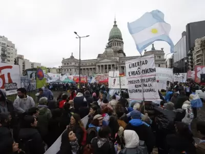 Miles de personas rodearon el Congreso contra la ley de propiedad privada y desafiaron al Gobierno