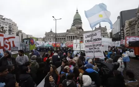 Miles de personas rodearon el Congreso contra la ley de propiedad privada y desafiaron al Gobierno