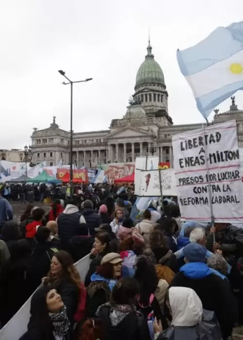 Miles de personas rodearon el Congreso contra la ley de propiedad privada y desafiaron al Gobierno