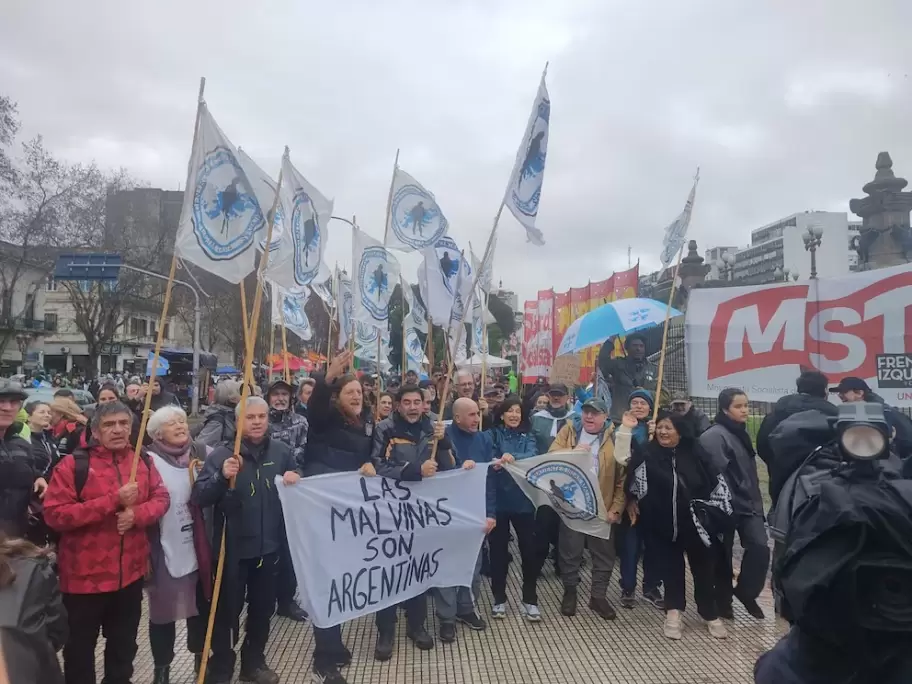 Miles de personas rodearon el Congreso contra la ley de propiedad privada y desafiaron al Gobierno