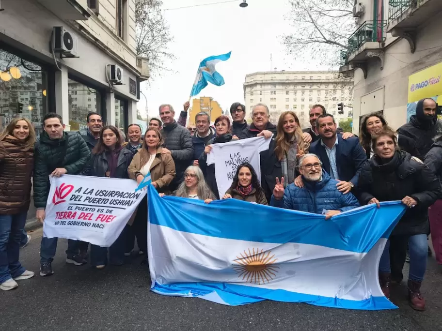 Miles de personas rodearon el Congreso contra la ley de propiedad privada y desafiaron al Gobierno