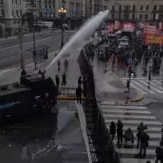 Mientras el Senado sesionaba, a las afueras del Congreso avanzó una brutal represión contra la manifestación