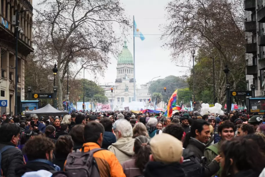En las afueras del Congreso se desarrollaba una fuerte movilización