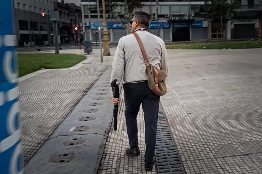 Gustavo Gauna vestido de Civil en las inmediaciones del Congreso