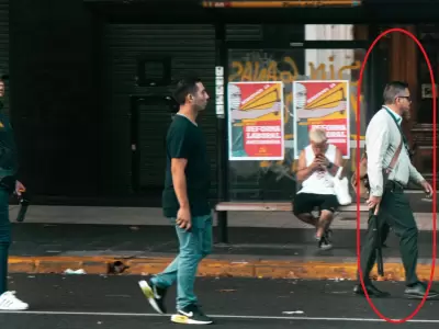 Gustavo Gauna vestido de civil y disparando en las inmediaciones del Congreso - Foto: arveja.fotos en Instagram