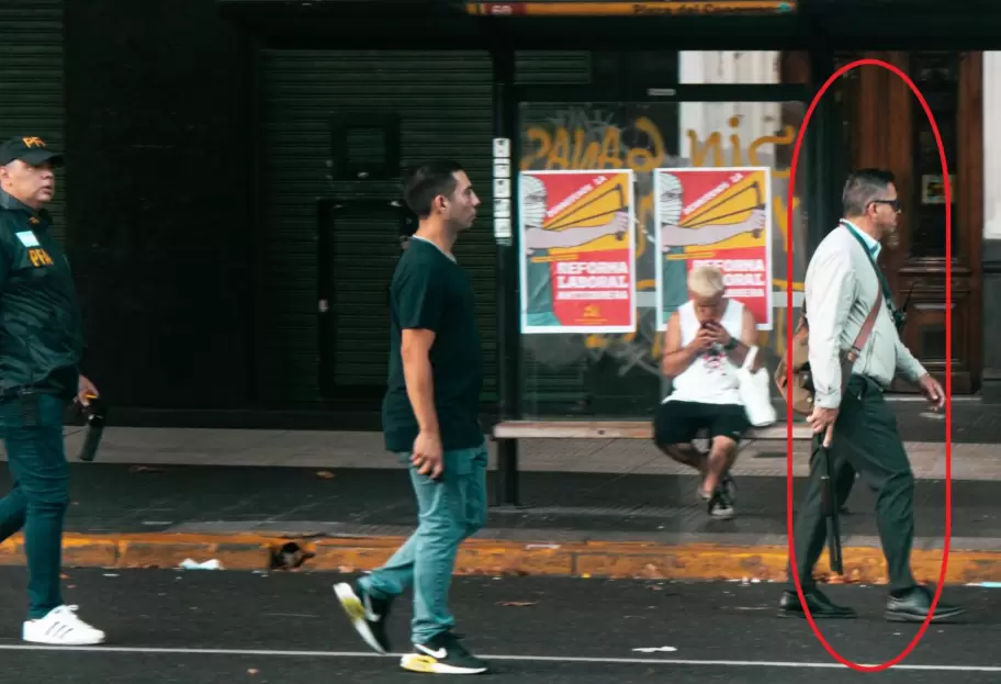 Gustavo Gauna vestido de civil y disparando en las inmediaciones del Congreso