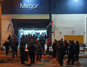 Los trabajadores de Mirgor en la puerta de la planta de la firma en R�o Grande.