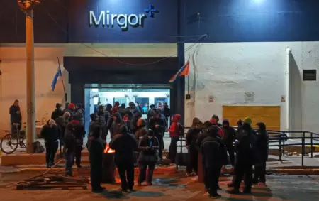 Los trabajadores de Mirgor en la puerta de la planta de la firma en R�o Grande.