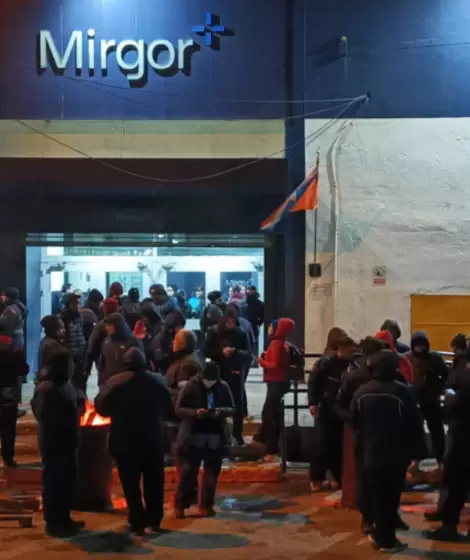 Los trabajadores de Mirgor en la puerta de la planta de la firma en R�o Grande.