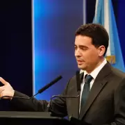 Ravier expuesto: no pudo probar la "campaña antiargentina" y celebró el cobro a extranjeros en hospitales