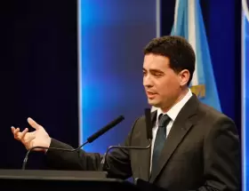 Adri�n Ravier confirm� que no habr� saludo para Lula.