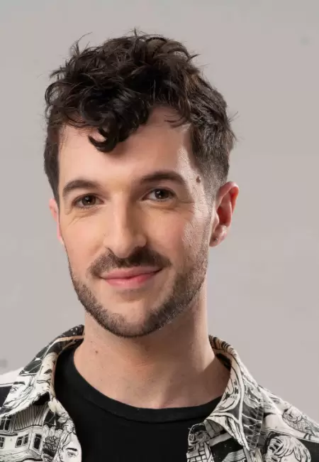 Mariano Magn�fico es licenciado en Filosof�a y Letras, adem�s de ser bailar�n, m�sico, cantante y actor.