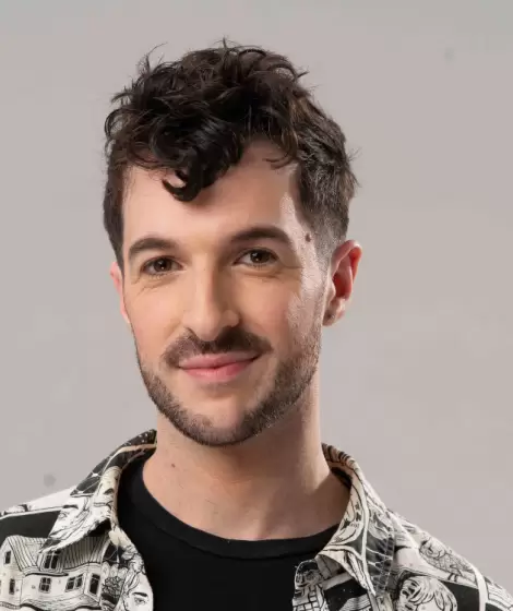 Mariano Magn�fico es licenciado en Filosof�a y Letras, adem�s de ser bailar�n, m�sico, cantante y actor.