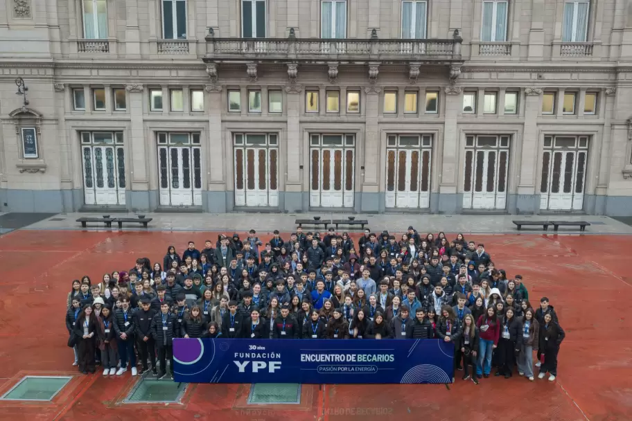 Fundación YPF celebró sus 30 años con 250 becarios en el Teatro Colón