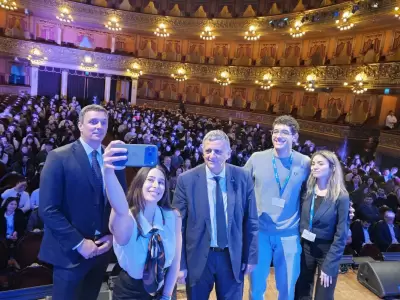 Fundaci�n YPF celebr� sus 30 a�os con 250 becarios en el Teatro Col�n