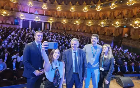 Fundaci�n YPF celebr� sus 30 a�os con 250 becarios en el Teatro Col�n
