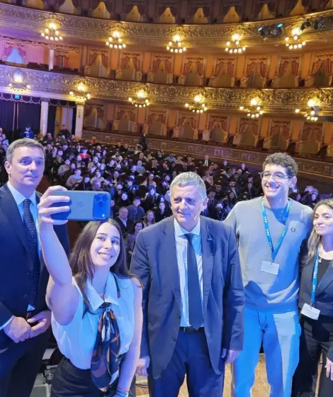 Fundaci�n YPF celebr� sus 30 a�os con 250 becarios en el Teatro Col�n