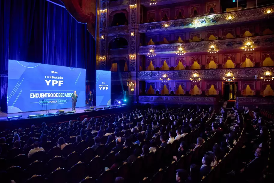 Fundación YPF celebró sus 30 años con 250 becarios en el Teatro Colón