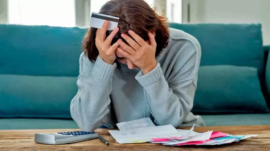 La deuda de los hogares se dispara y las mujeres son las más expuestas al endeudamiento