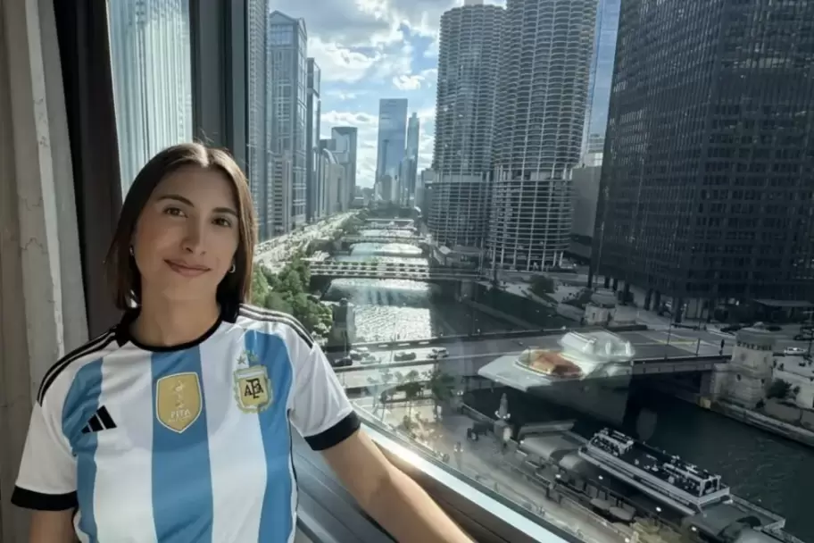 Iliana Lick, la ni�era argentina que estuvo un mes detenida por el ICE en Estados Unidos, con la remera de la Selecci�n Argentina.