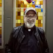 Quién es el Cura Rockero que acompañó a Pity Álvarez al juicio y qué relación tienen