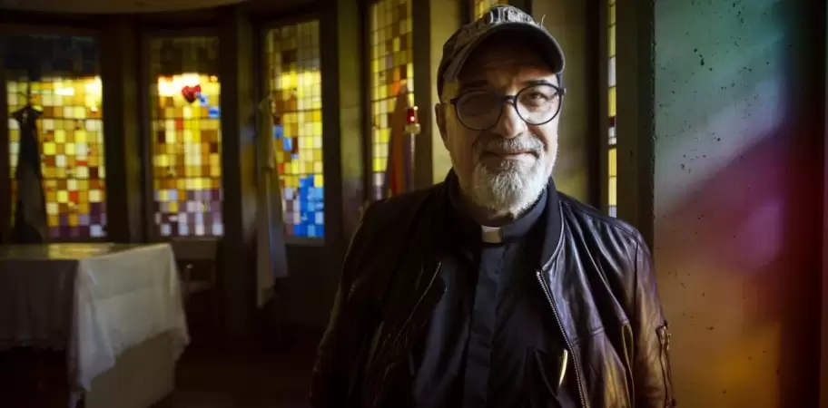 El Padre César construyó una particular historia entre la fe y la música